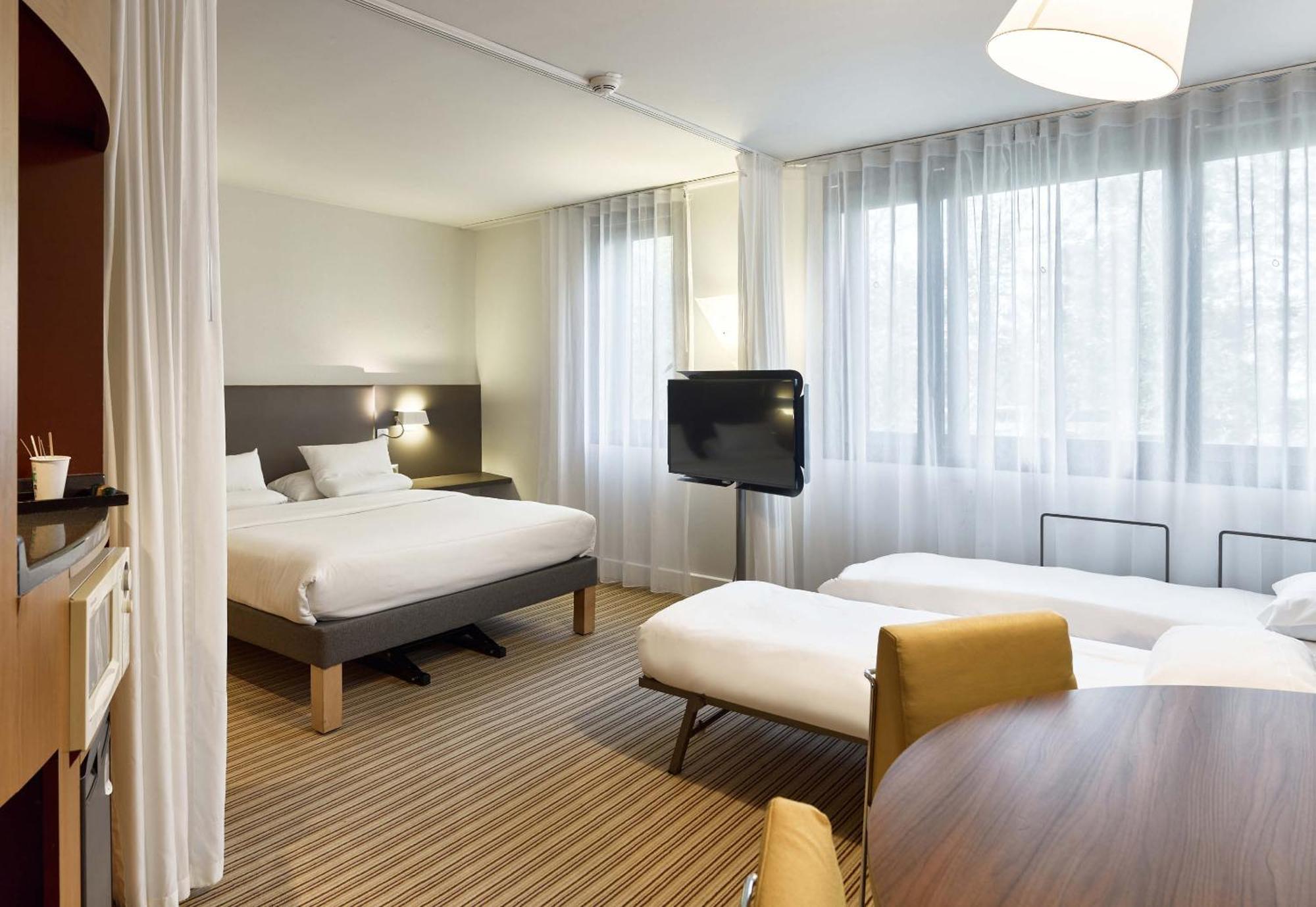 B&B Hotel Velizy Est Exteriör bild